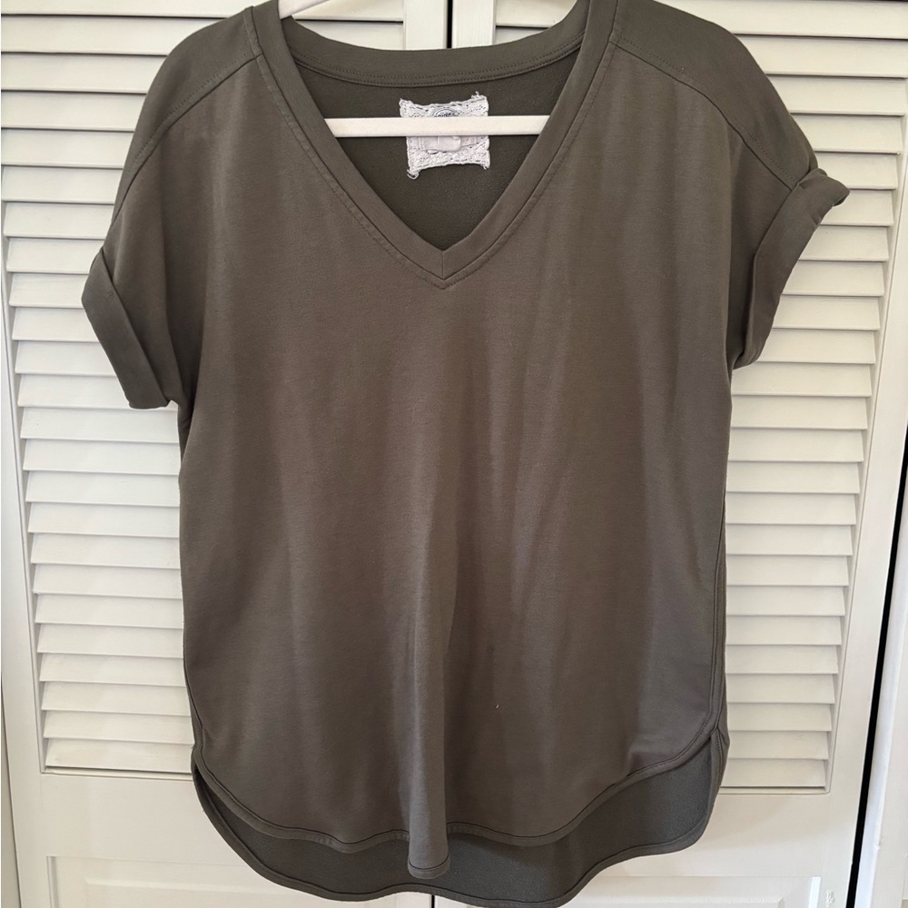 • cupio olive green v-neck short sleeve tee | m •